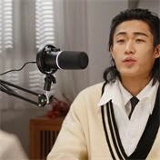 BOYA CASTMIC S60D - XLR és USB csatlakozású RGB broadcast mikrofon asztali állvánnyal