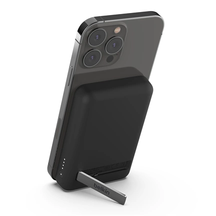 Belkin BoostCharge power bank - mágneses, vezeték nélküli, 5000mAh, állvány, fekete Belkin BoostCharge power bank - mágneses, vezeték nélküli, 5000mAh, állvány, fekete