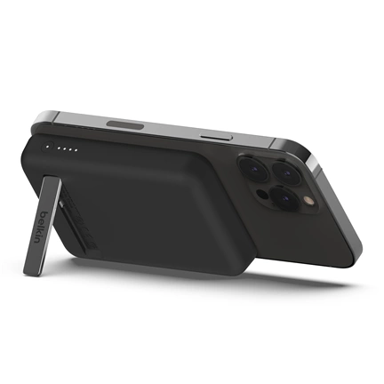 Belkin BoostCharge power bank - mágneses, vezeték nélküli, 5000mAh, állvány, fekete Belkin BoostCharge power bank - mágneses, vezeték nélküli, 5000mAh, állvány, fekete